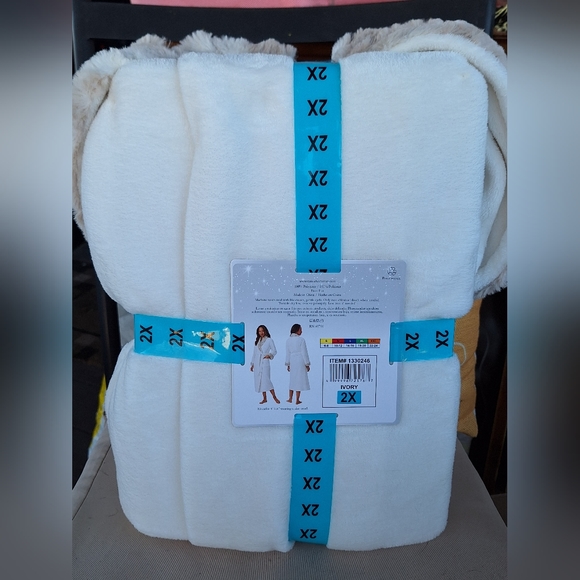 SOLD DO NOT BUY Plush Wrap Robe by Carole Hochman - NWT Size 2X - Picture 2 of 8